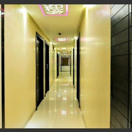 Skylawn Hotel Surat Esterno foto
