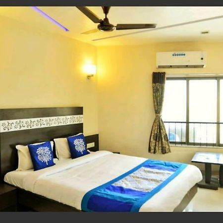 Skylawn Hotel Surat Esterno foto
