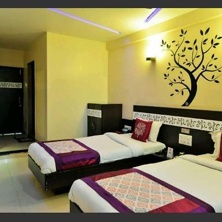Skylawn Hotel Surat Esterno foto