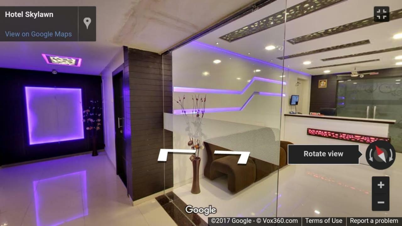 Skylawn Hotel Surat Esterno foto
