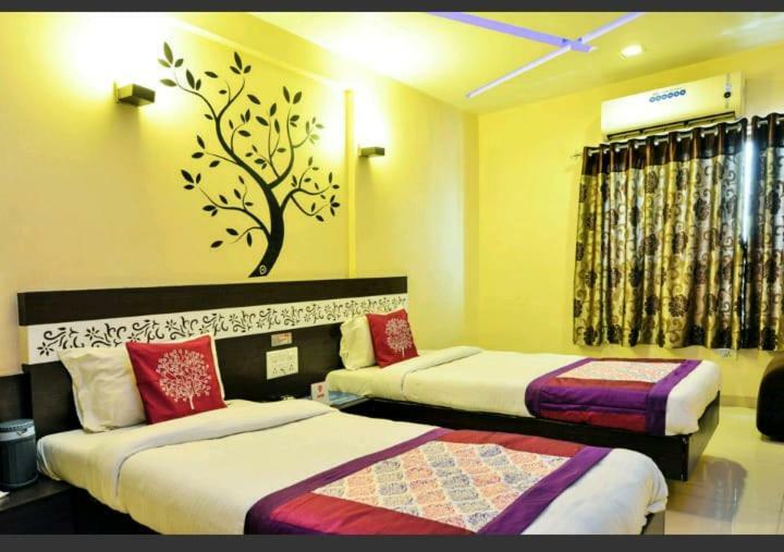 Skylawn Hotel Surat Esterno foto