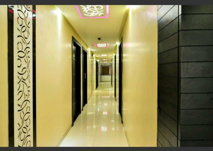 Skylawn Hotel Surat Esterno foto