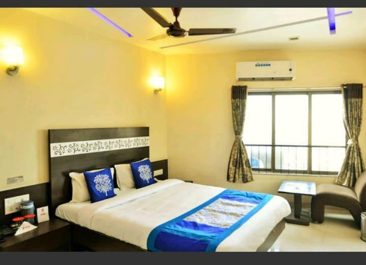 Skylawn Hotel Surat Esterno foto