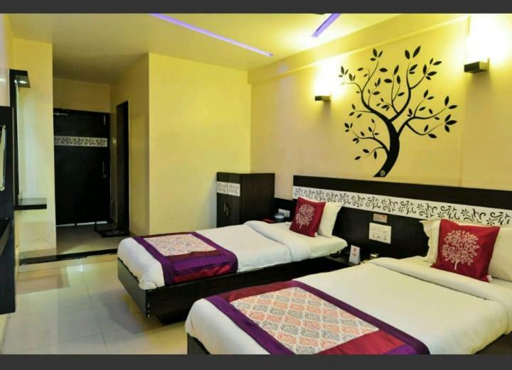Skylawn Hotel Surat Esterno foto